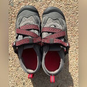 LUC Keen Kids SZ. 5 big kids Gray Sneakers with Reds slip on arch support